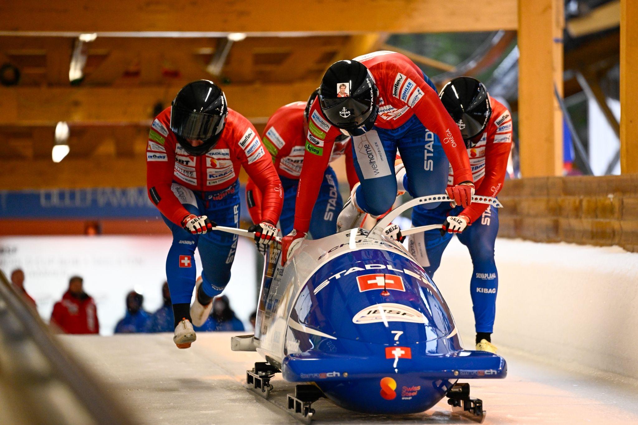 Ein Bob-Team beim Einstieg ins Rennen.