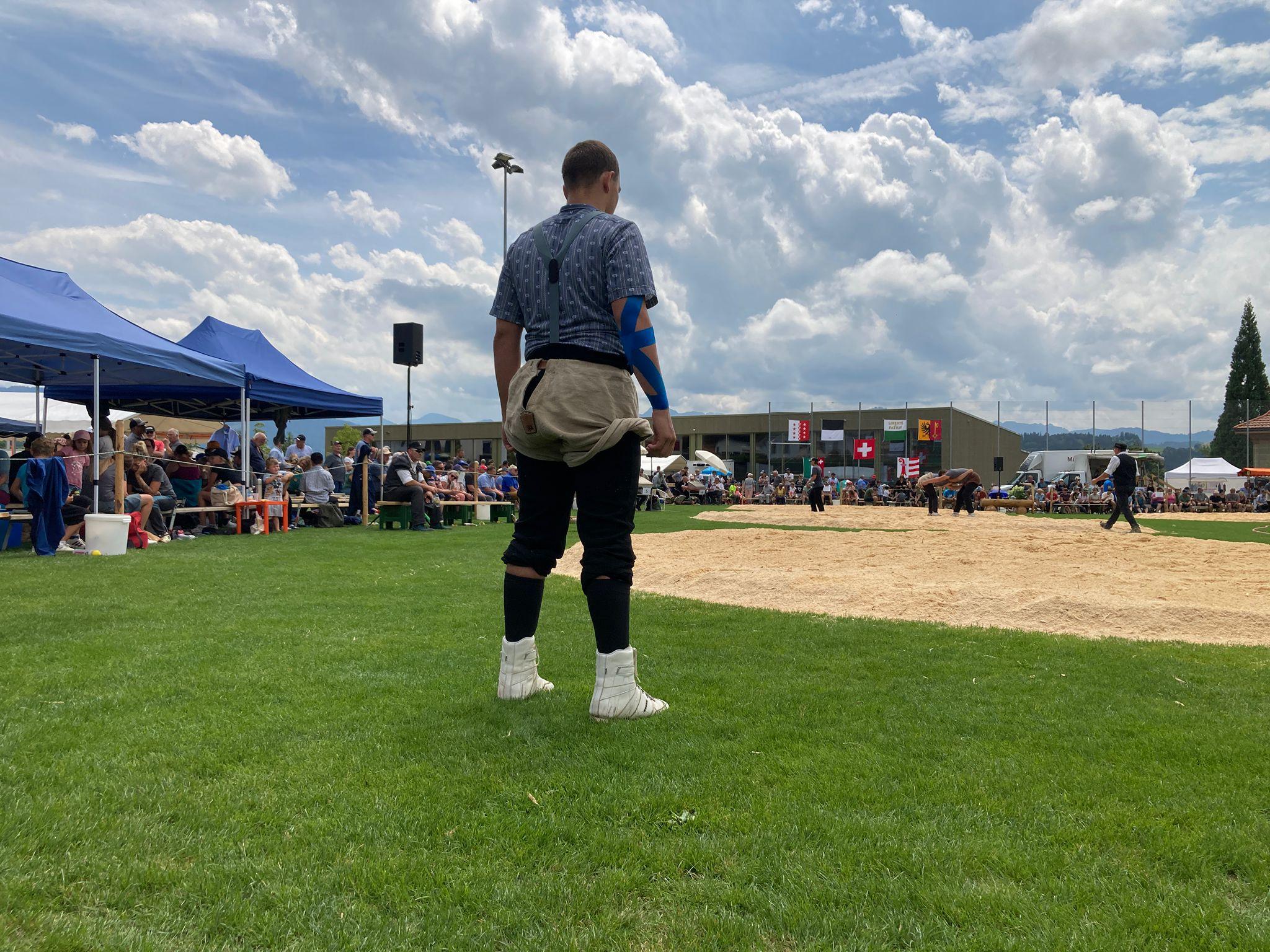 Ein Schwinger bei der mentalen Vorbereitung auf seinen nächsten Kampf.